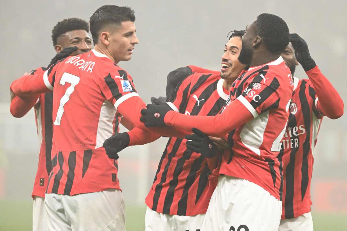 I calciatori del Milan in primo piano mentre festeggiano un gol
