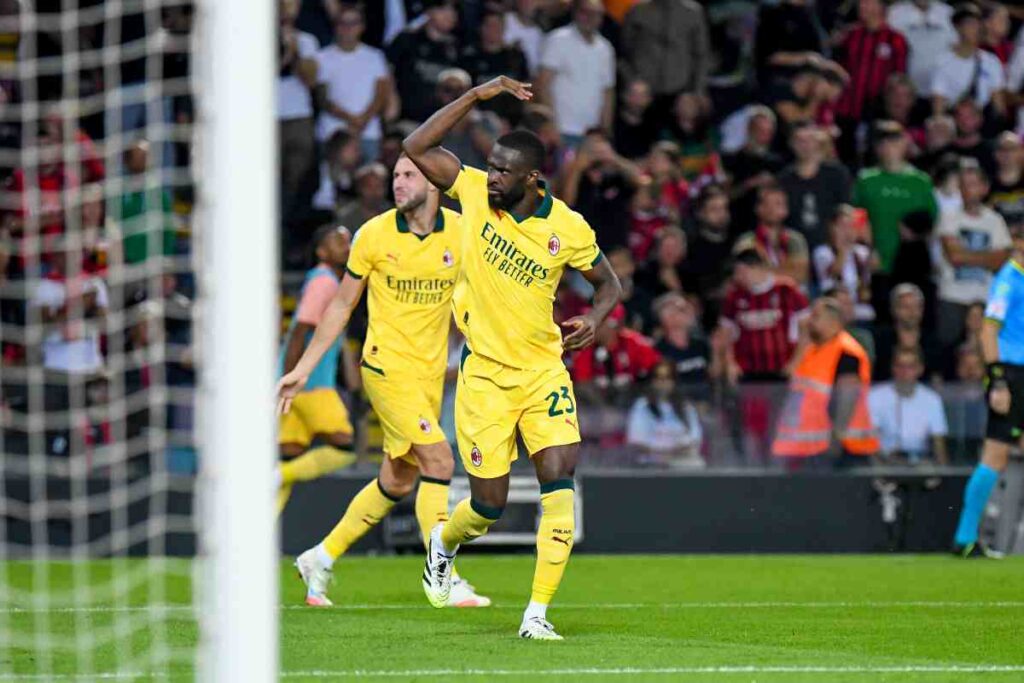 Tomori esulta con i tifosi del Milan dopo un gol