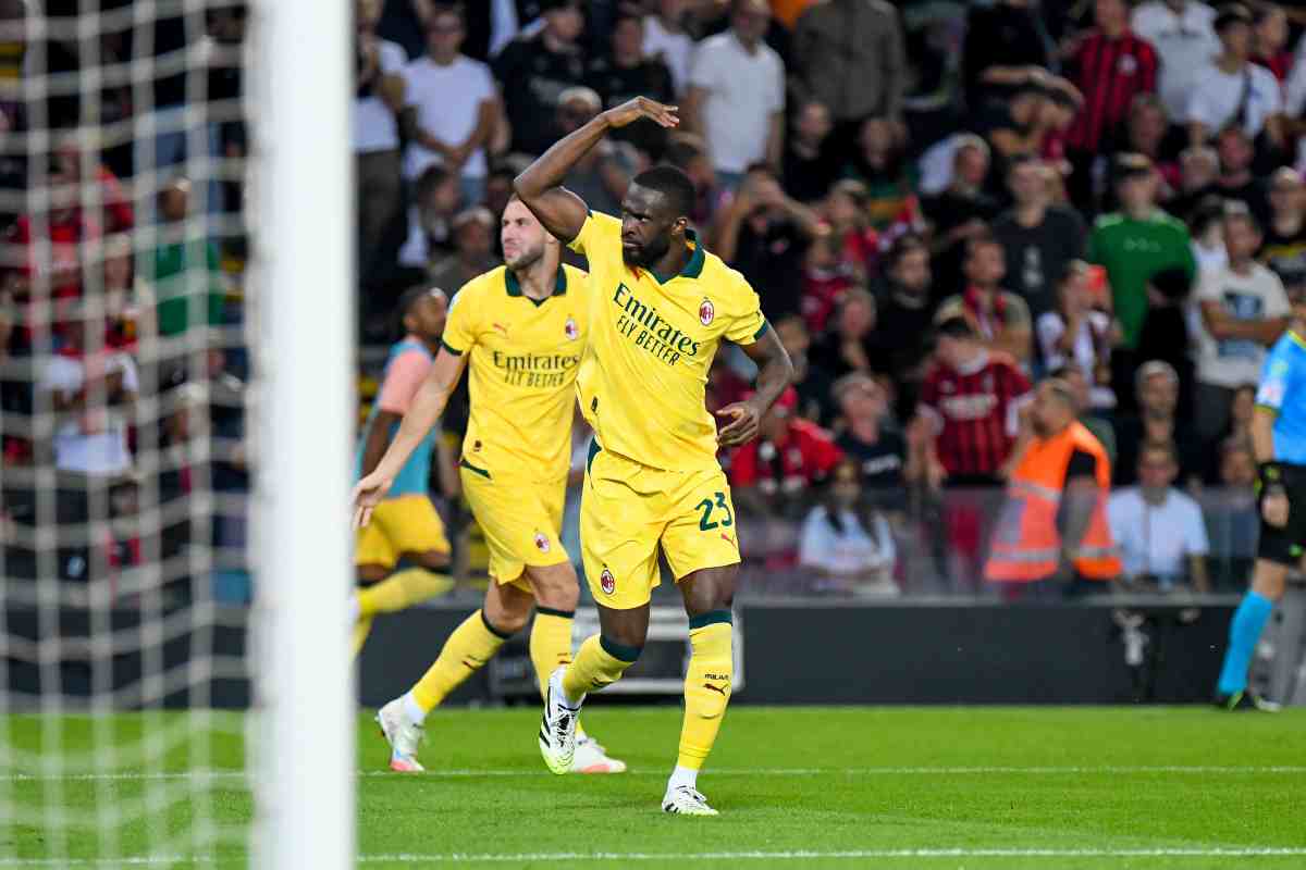 Tomori esulta con i tifosi del Milan dopo un gol