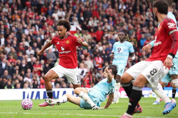 L'attaccante olandese Joshua Zirkzee in campo con la maglia del Manchester United