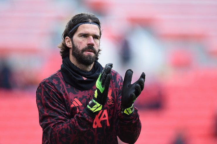 Alisson applaude durante il riscaldamento
