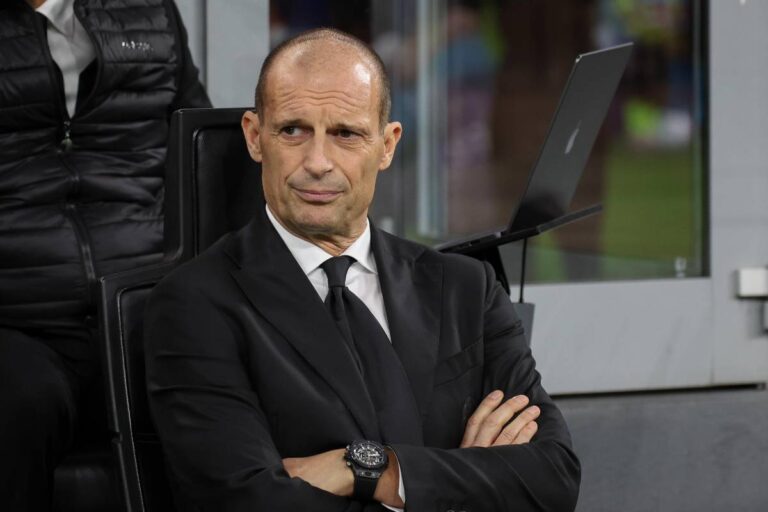 Allegri pensieroso a braccia conserte