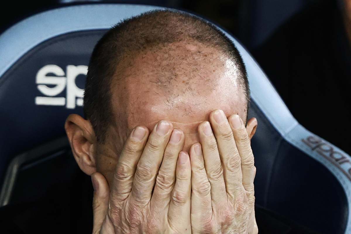 Allegri con le mani in volto