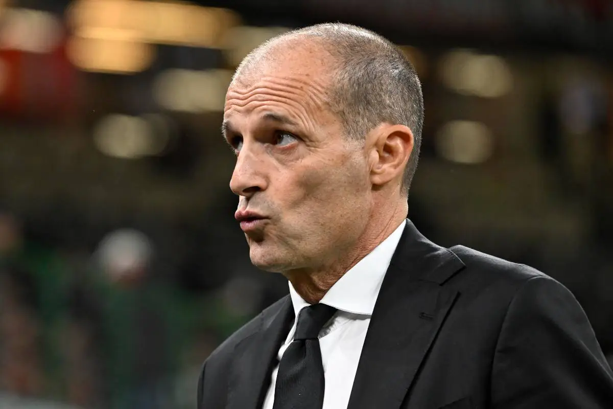 Allegri osserva i tifosi del Milan