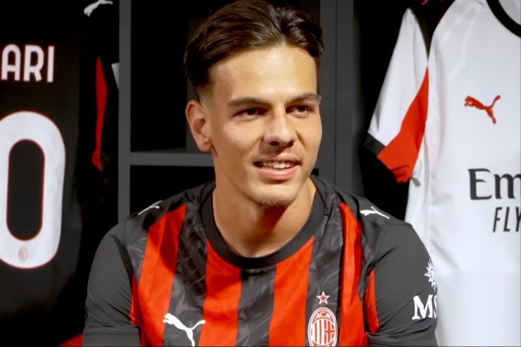 Ardon Jashari alla presentazione con la maglia rossonera