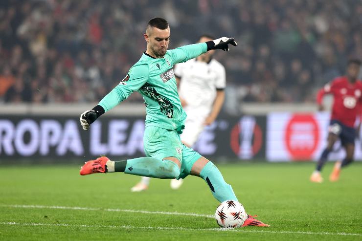 Berke Özer in azione con la maglia del Lille durante una partita di Europa League