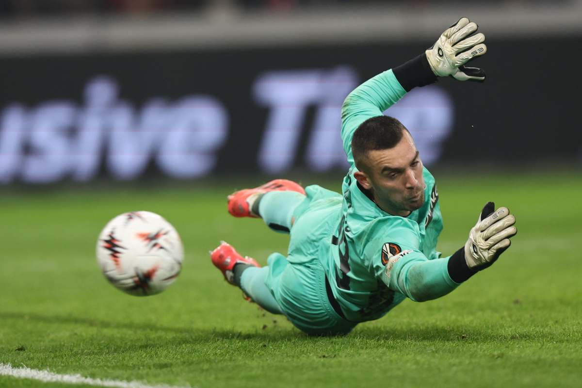 Berke Özer in azione con la maglia del Lille durante una partita di Europa League