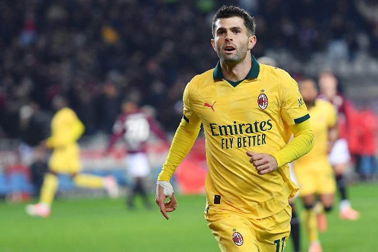 Christian Pulisic esulta dopo un gol con il Milan durante una partita di campionato allo stadio Olimpico Grande Torino