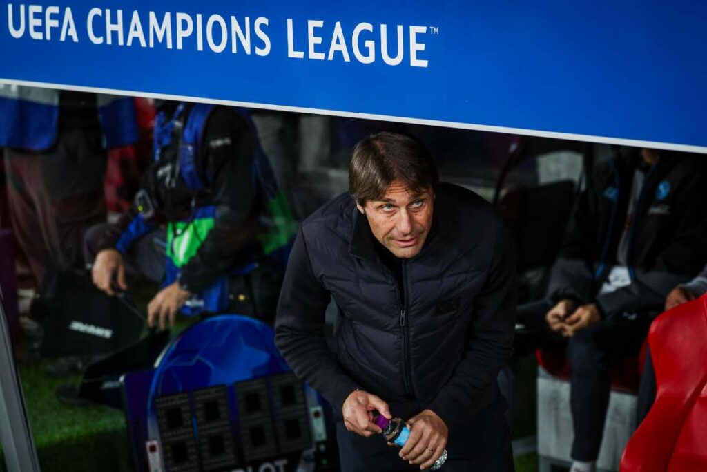 Antonio Conte in panchina durante la sfida di Champions League tra Benfica e Napoli