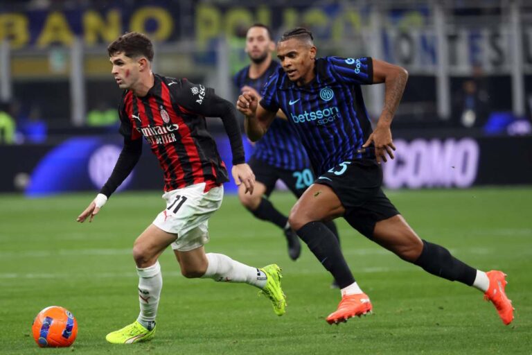Cristian Pulisic, attaccante del Milan, e Manuel Akanji, difensore dell'Inter, nel corso del derby