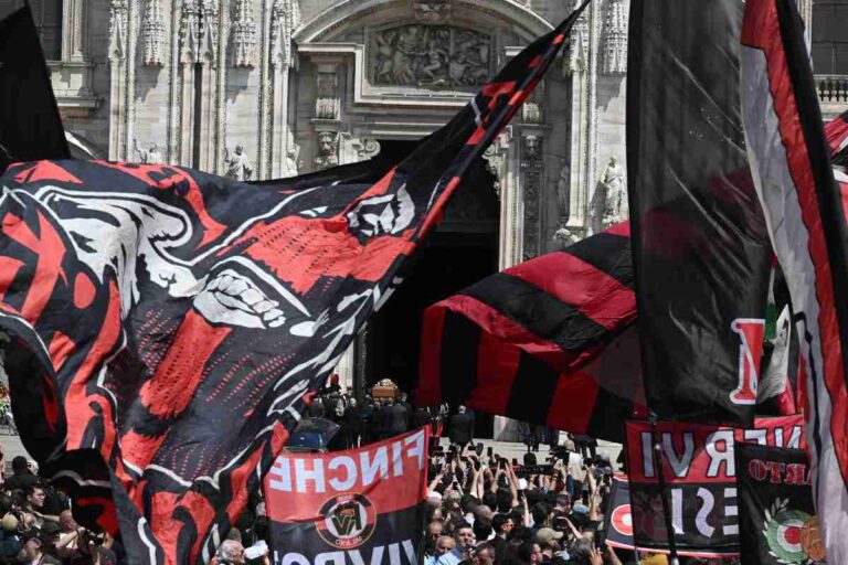 La Curva Sud sventola le bandiere rossonere
