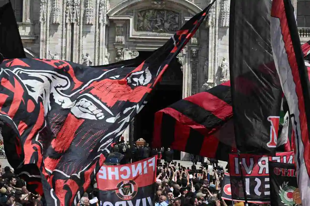 La Curva Sud sventola le bandiere rossonere