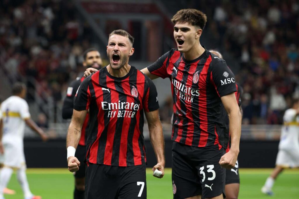 Davide Bartesaghi e Santiago Gimenez esultano dopo il gol realizzato dal messicano contro il Lecce