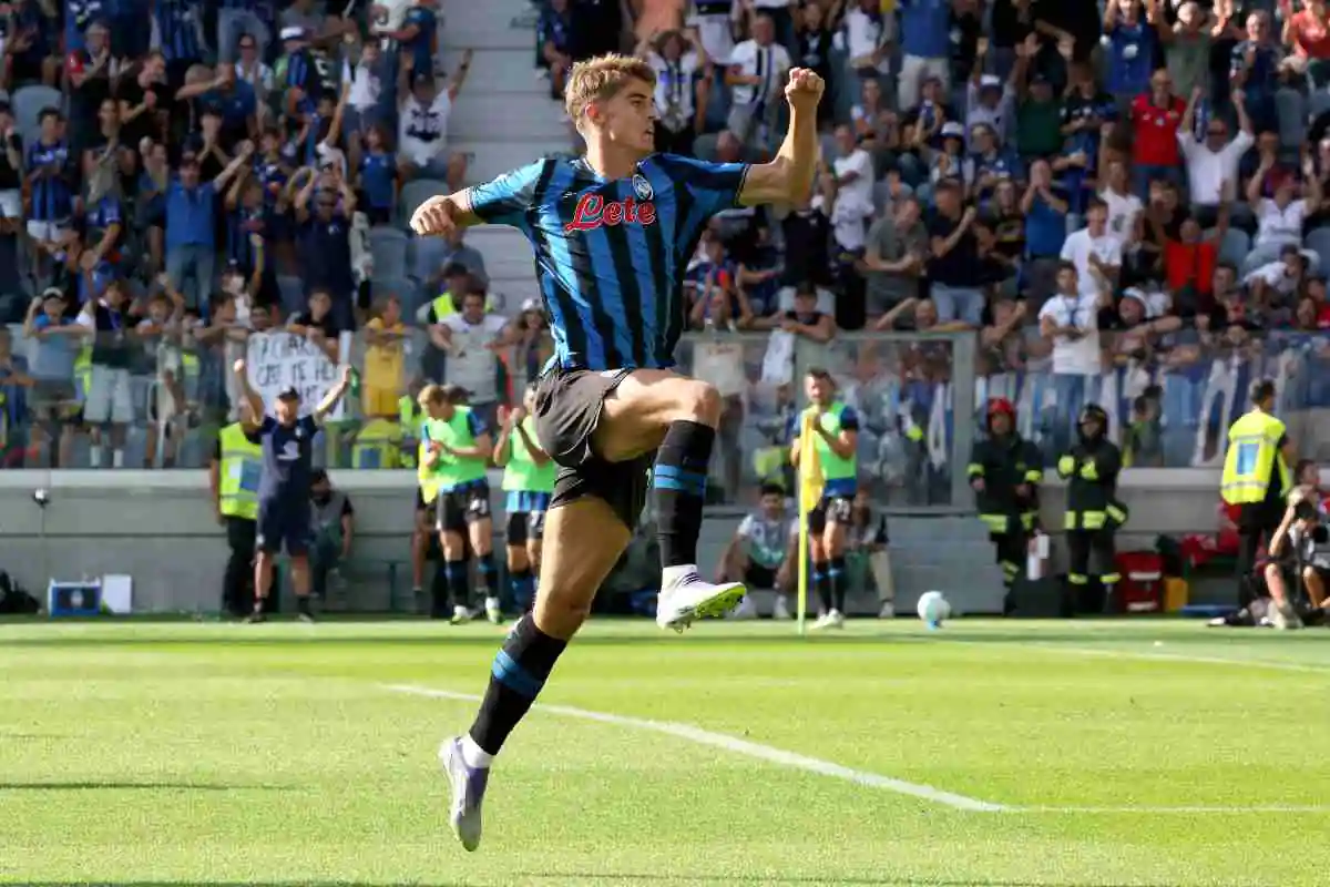 Charles De Ketelaere esulta dopo aver segnato nella sfida di Serie A tra Atalanta e Lecce