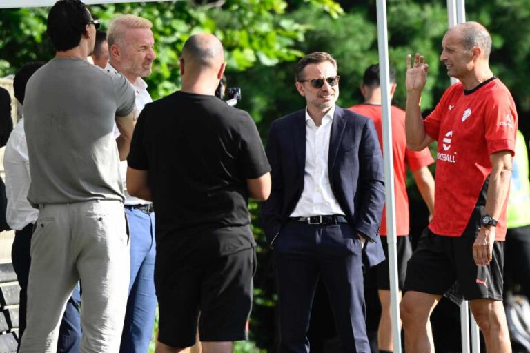 Dirigenza del Milan a dialogo