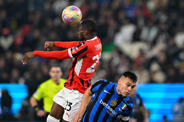 Fikayo Tomori in un derby con il Milan