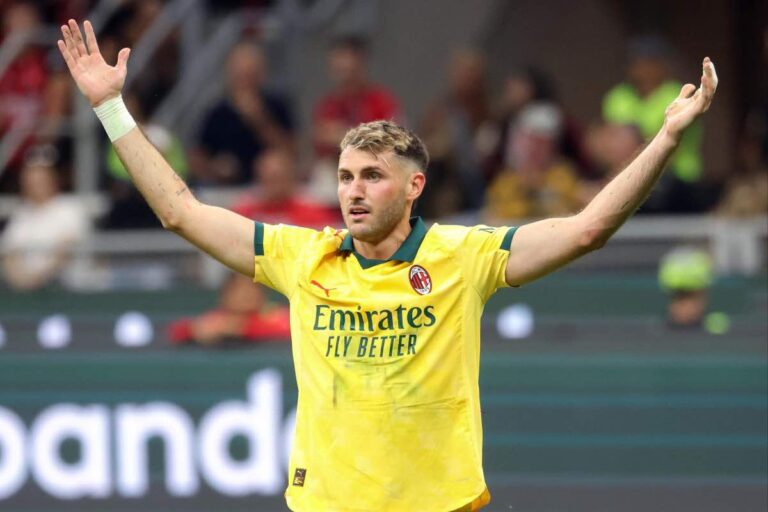 Santiago Gimenez si lamenta in campo con i rossoneri