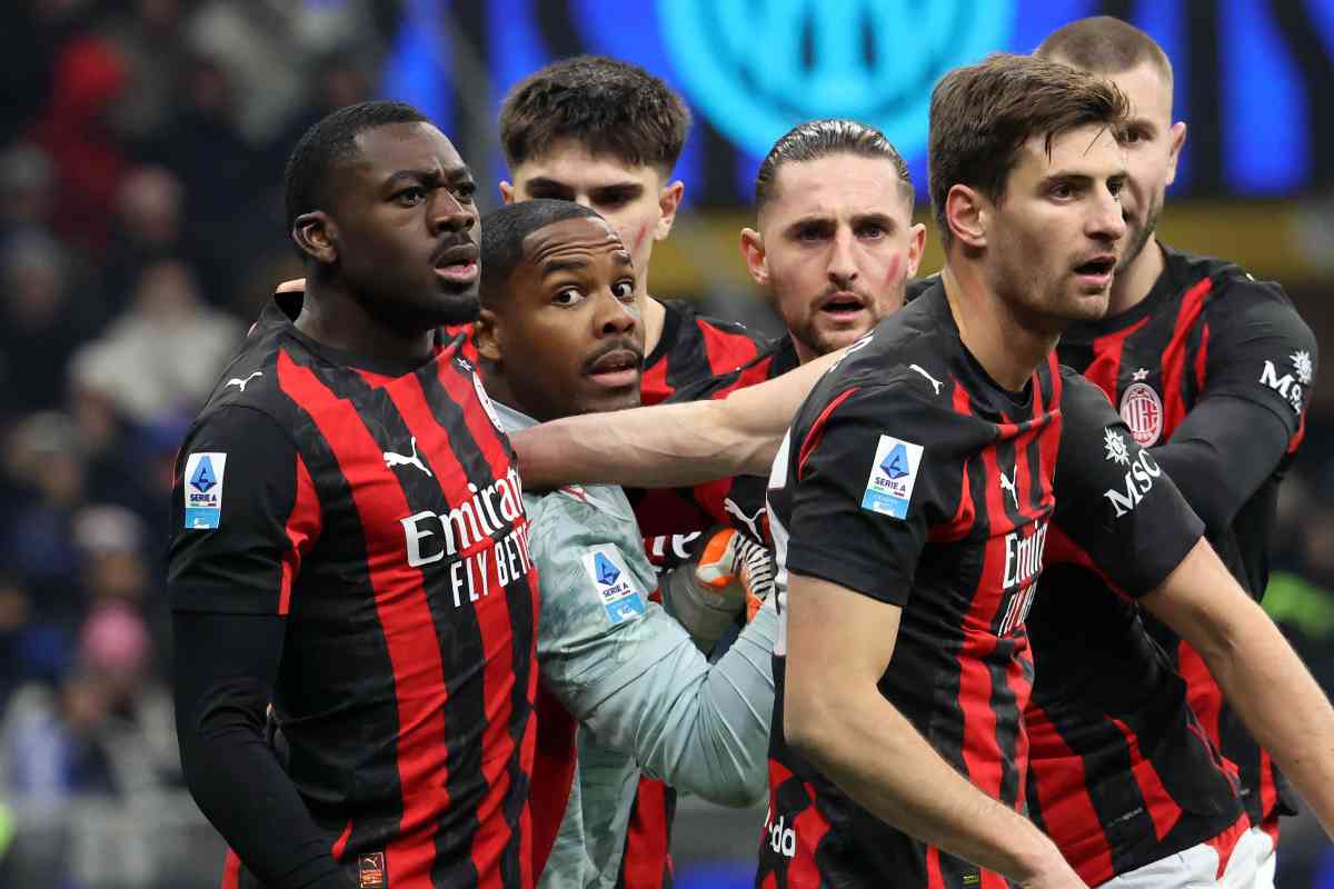 Calciatore del Milan esulta in gruppo