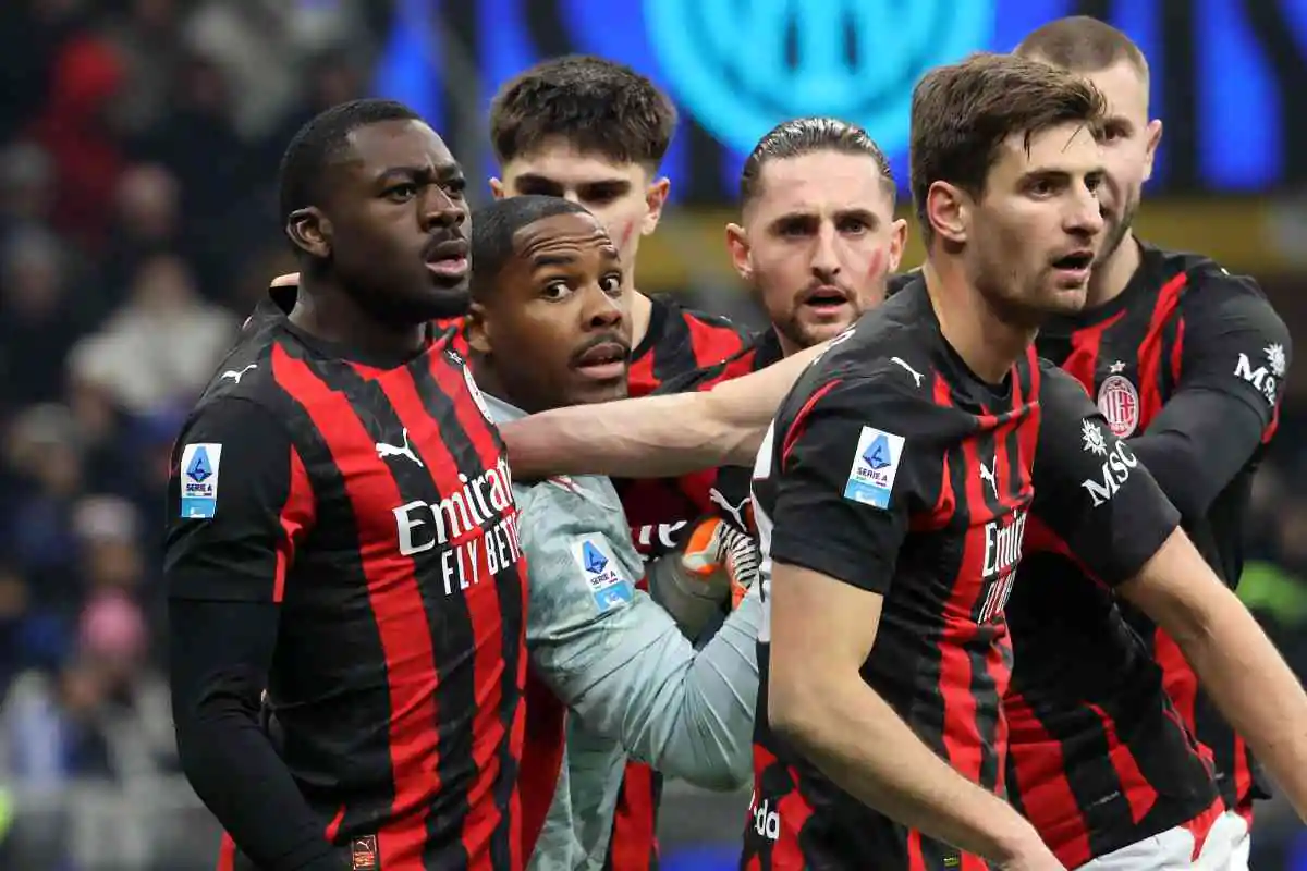 Calciatore del Milan esulta in gruppo