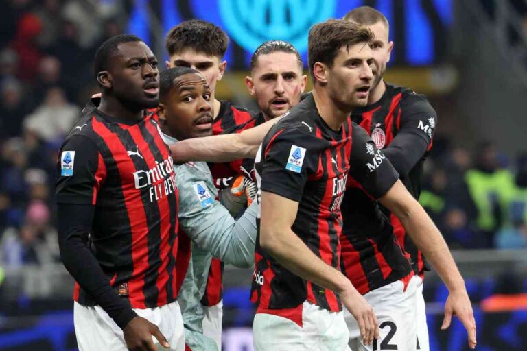 I giocatori del Milan in campo durante una partita di campionato allo stadio San Siro