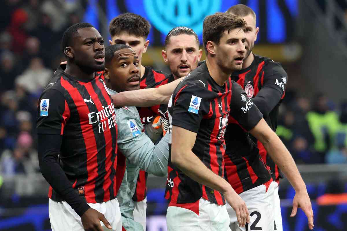 I giocatori del Milan in campo durante una partita di campionato allo stadio San Siro