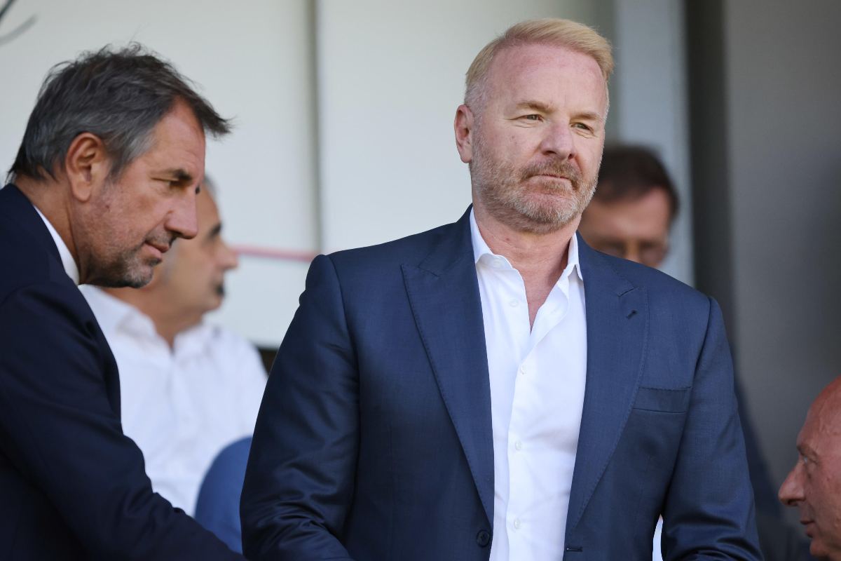 Igli Tare, direttore sportivo del Milan, osserva la partita dalla tribuna