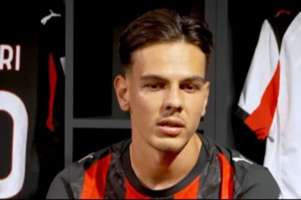 Ardon Jashari durante la sua presentazione con il Milan