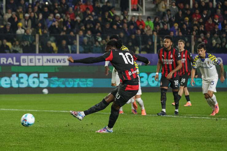 Leao intento a calciare un rigore