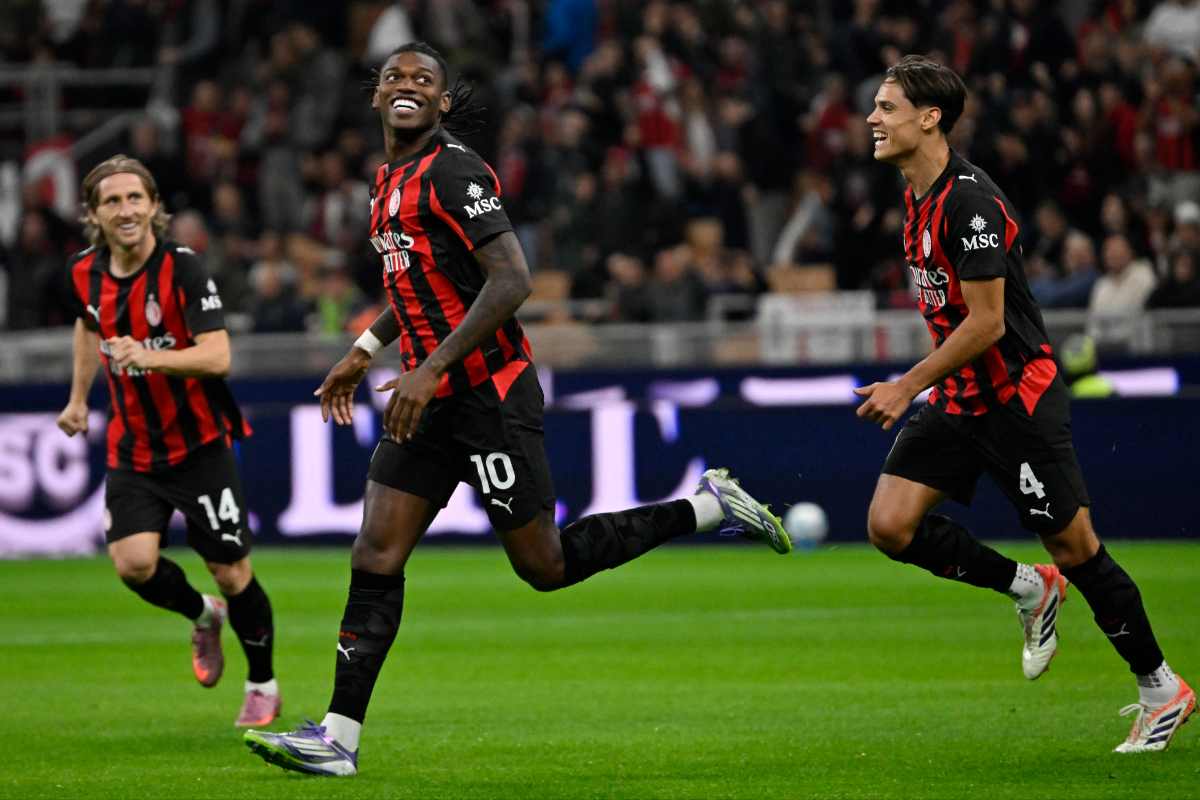 Leao, Ricci e Modric esultano dopo una rete in Milan-Pisa