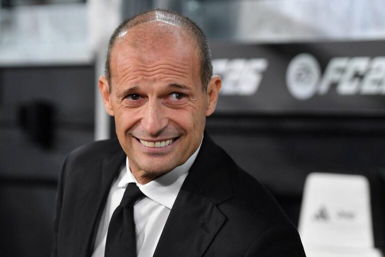 Massimiliano Allegri sorridente sulla panchina del Milan durante una partita di campionato all'Allianz Stadium