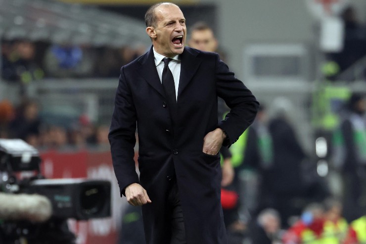 Massimiliano Allegri in campo contro la Lazio