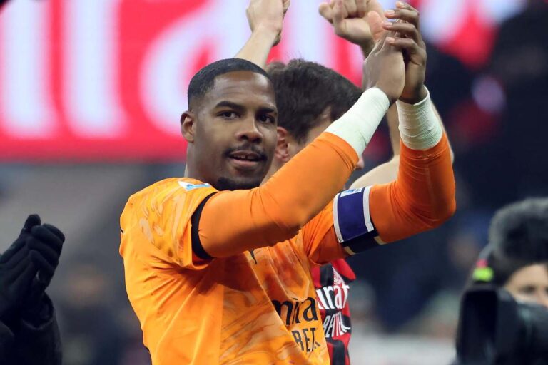 Mike Maignan esulta con la maglia del Milan dopo una partita di campionato allo stadio San Siro