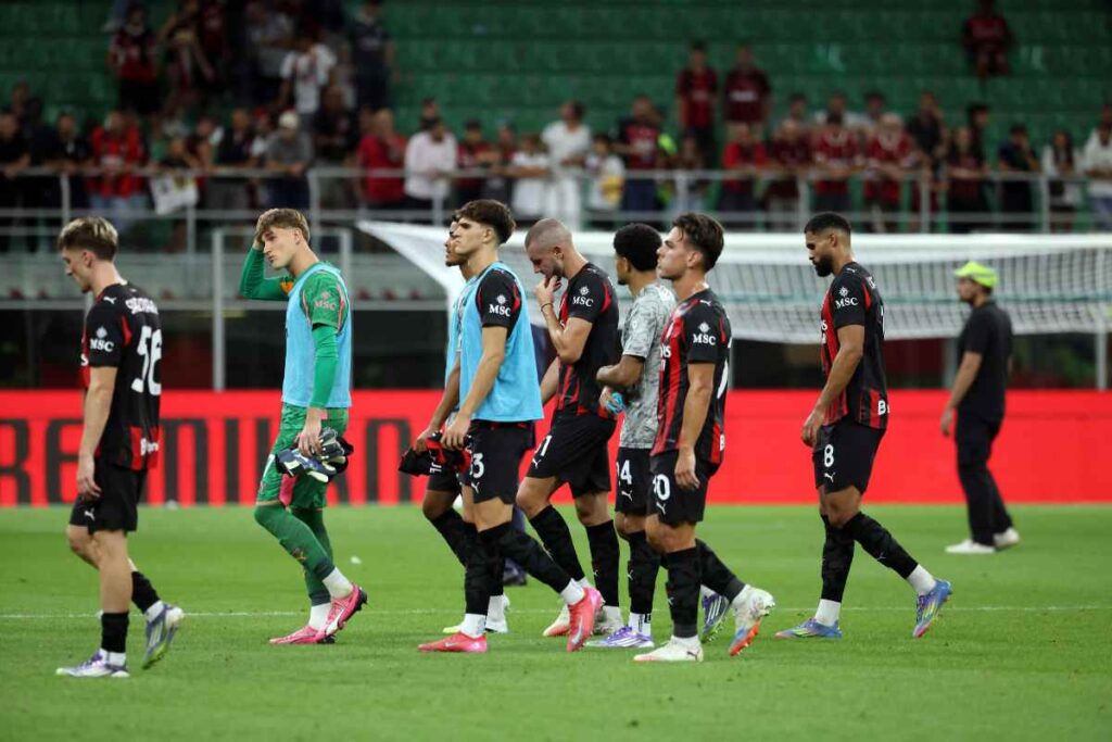 Il Milan saluta i tifosi a San Siro dopo la sconfitta con la Cremonese