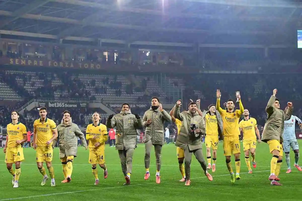 Il Milan esulta sotto il settore dei propri tifosi dopo la vittoria contro il Torino in campionato