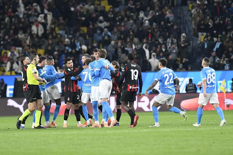 Una mischia durante la partita del Milan