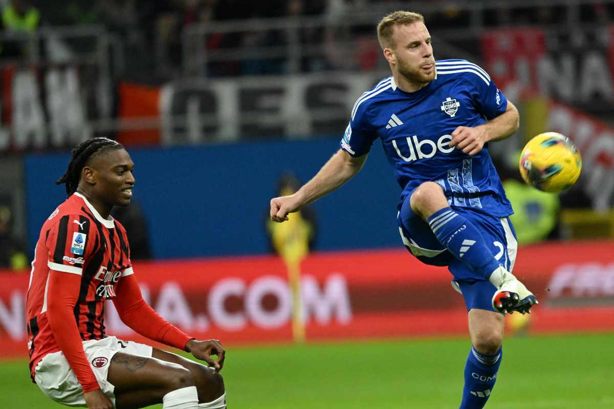 I giocatori di Milan e Como si affrontano durante una partita di campionato allo stadio San Siro