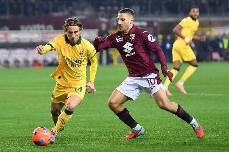 Luka Modric salta Nikola Vlasic durante la partita del Milan contro il Torino di Serie A