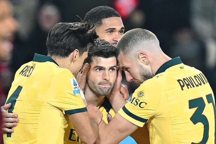 Christian Pulisic esulta con i compagni di squadra dopo il gol nella sfida di campionato tra Torino e Milan