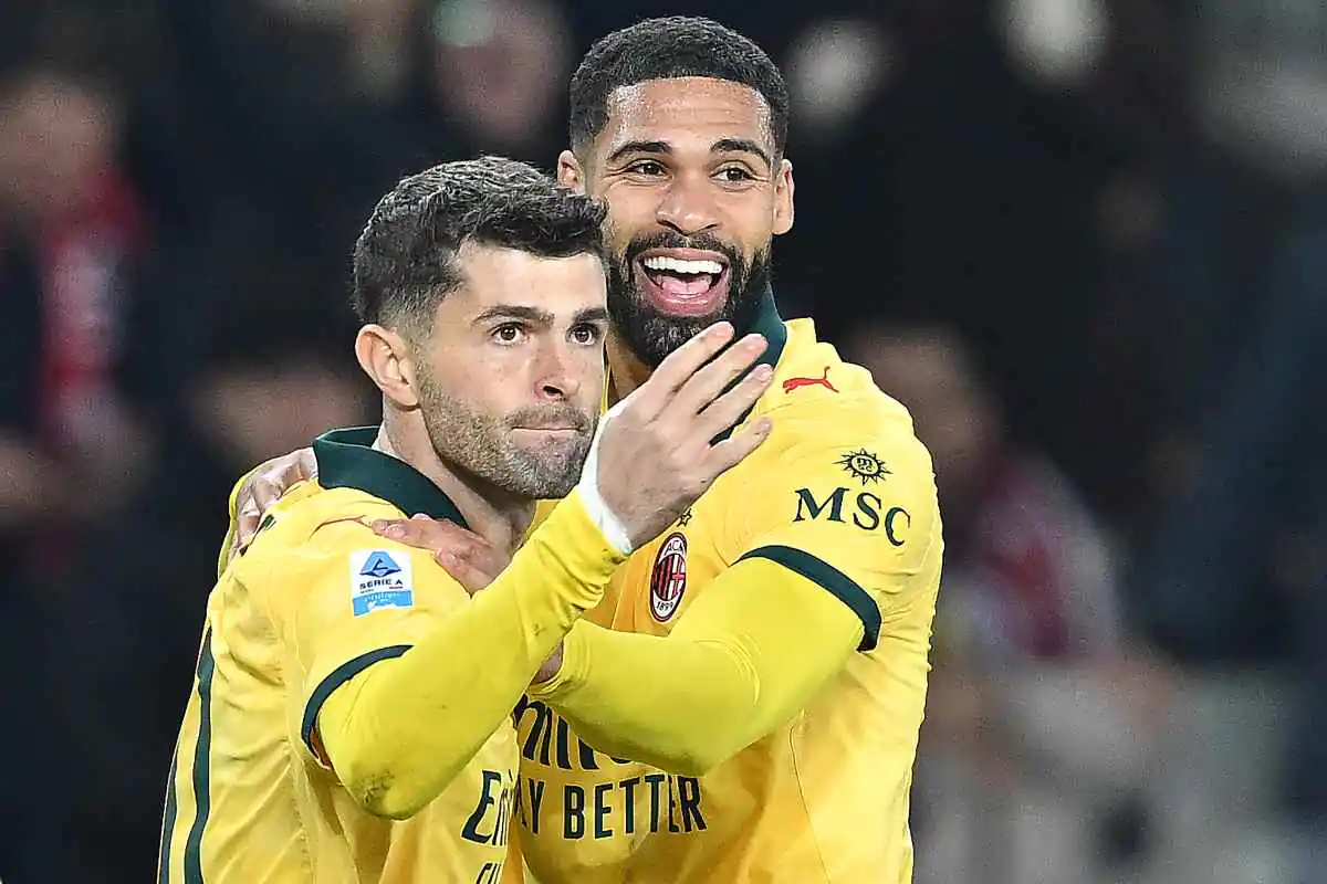 Christian Pulisic esulta con i compagni di squadra dopo il gol nella sfida di campionato tra Torino e Milan