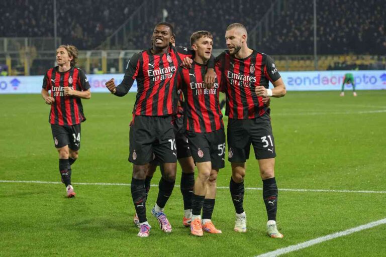 Alexis Saelemaekers del Milan festeggia con i compagni