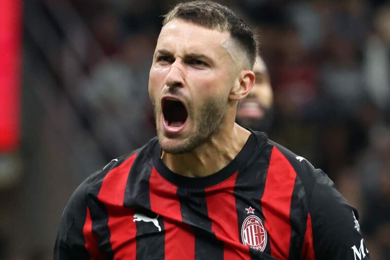 Santiago Gimenez esulta nella gara di Coppa Italia contro il Lecce