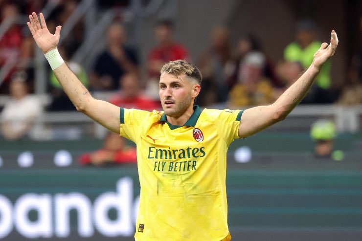 Santiago Gimenez nella gara di Serie A 2025