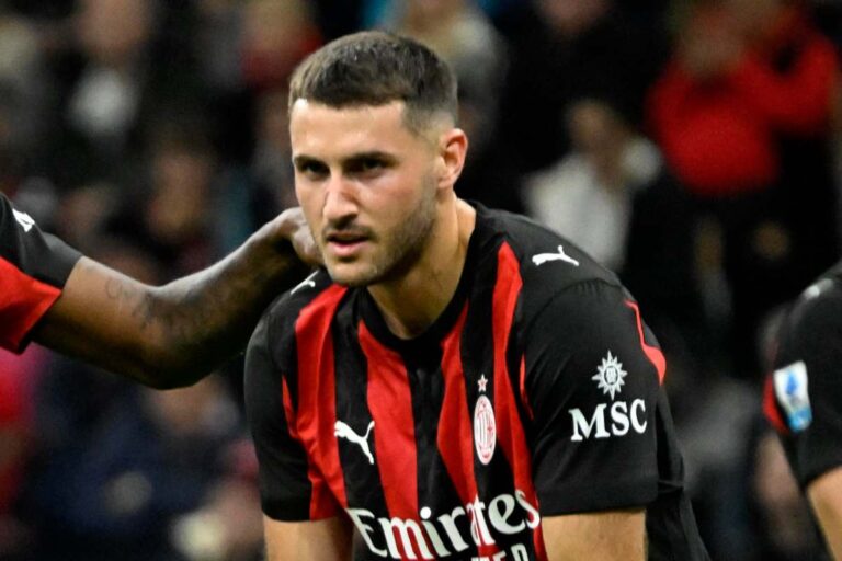 Santiago Gimenez, attaccante del Milan, in maglia rossonera durante una partita