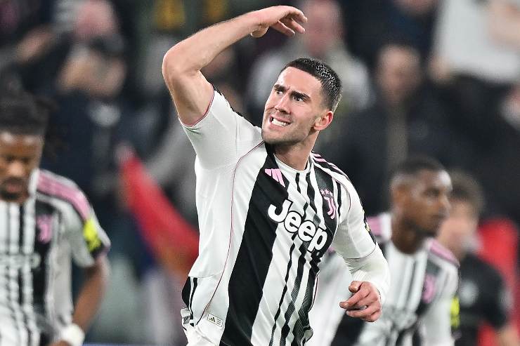 Vlahovic dopo il gol in Champions