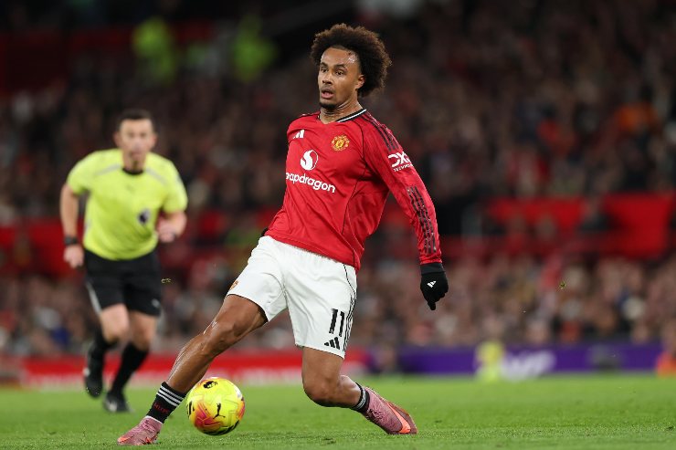 Zirkzee in campo con la maglia del Manchester United