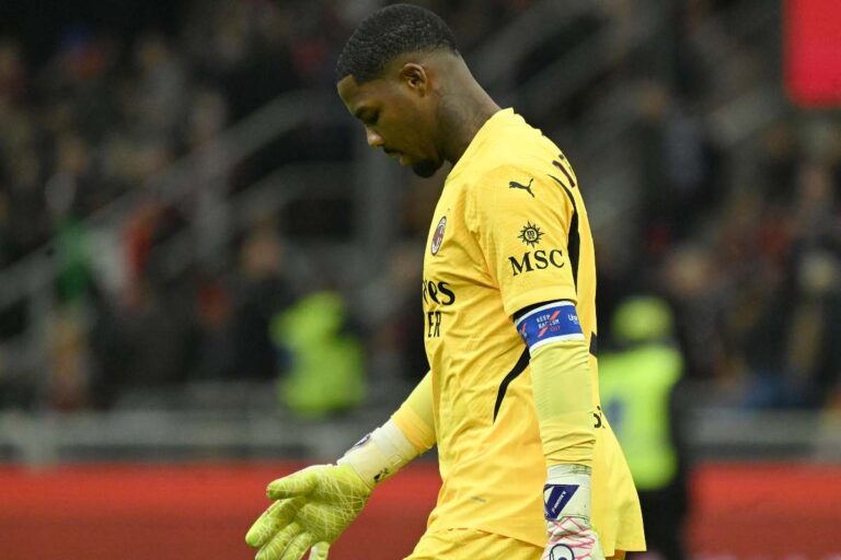 Mike Maignan in primo piano