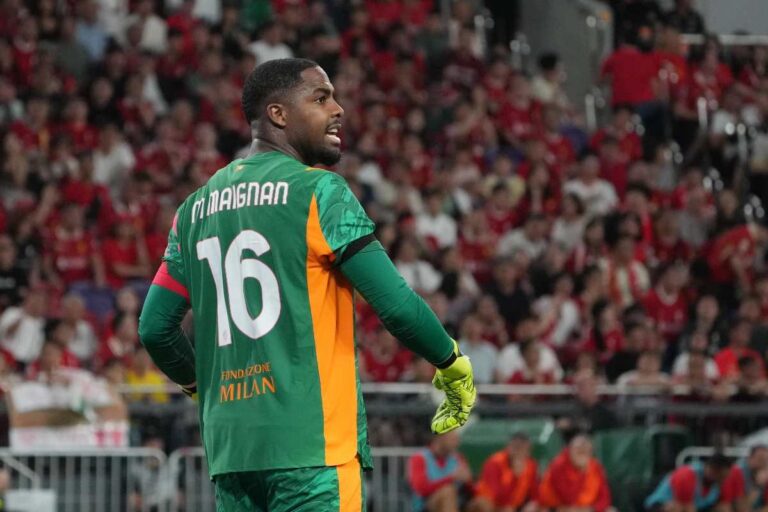 Mike Maignan durante un'amichevole estiva nel 2025 con il Milan.