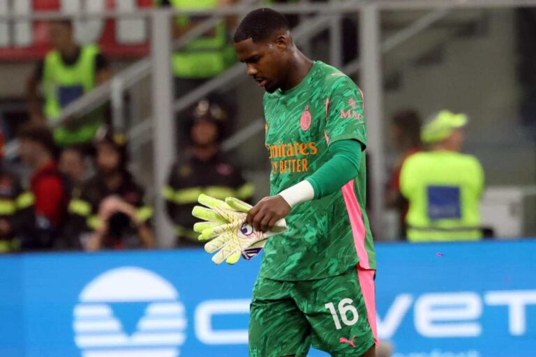 Maignan cammina col la testa bassa durante una partita del Milan