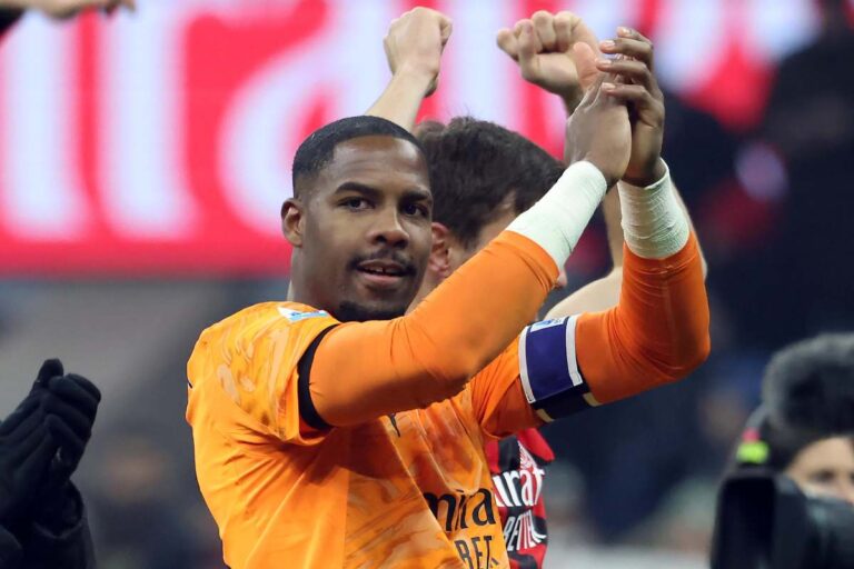 Maignan applaude dopo una partita del Milan