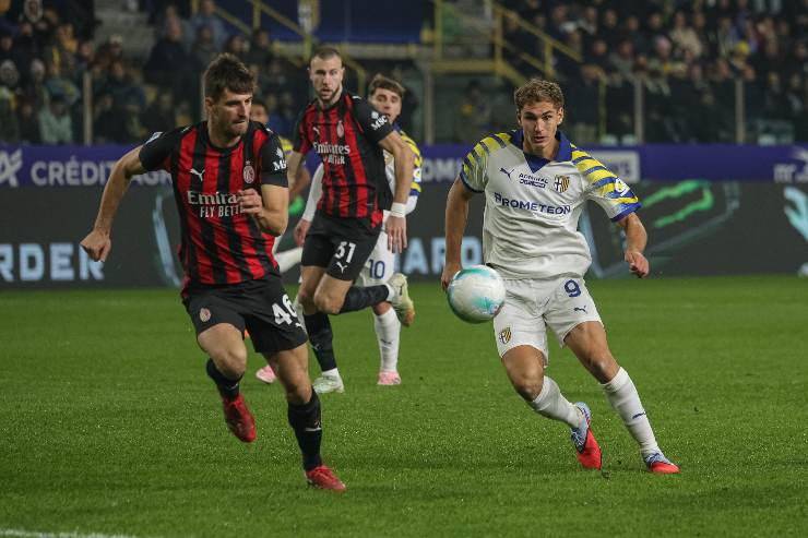Matteo Gabbia lotta per il possesso del pallone nella partita contro il Parma al Tardini, 2025.